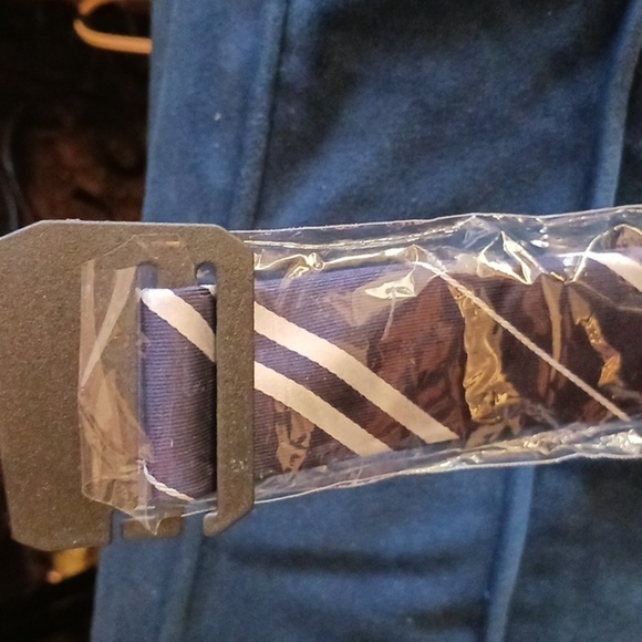 BRAND NEW FINNEAS & CO NAVY BLUE & WHITE TIE. 100% SILK SELLS FOR $24.99 - Picture 4 of 5